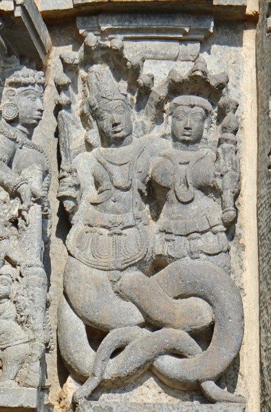 naga_et_nagini_temple_de_chennakeshava_c3a0_belur_inde_14319408898