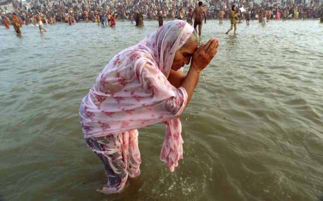 4207365_a_hindu_woman_bathes_in_the_ganges_river_on_the_first_day_of_the_kumbh_mela_festival_in_alla-xlarge_trans_nvbqzqnjv4bqmuac98d-ja8s9oi1lbgosvxf650nygcxiusn5qkxotq